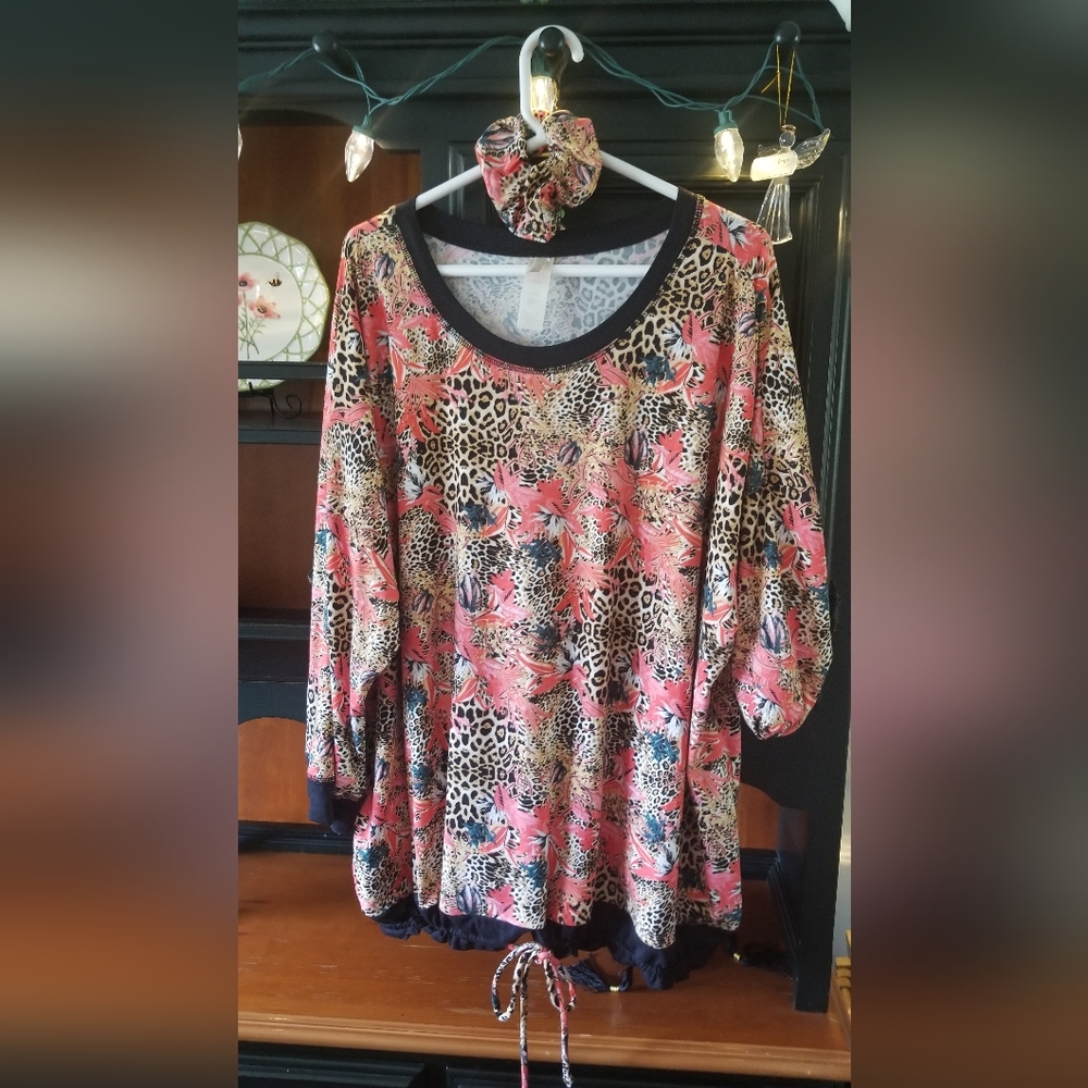 Rhonda Shear 2 Piece loungewear 3x EUC with matching scrunchie for hair.